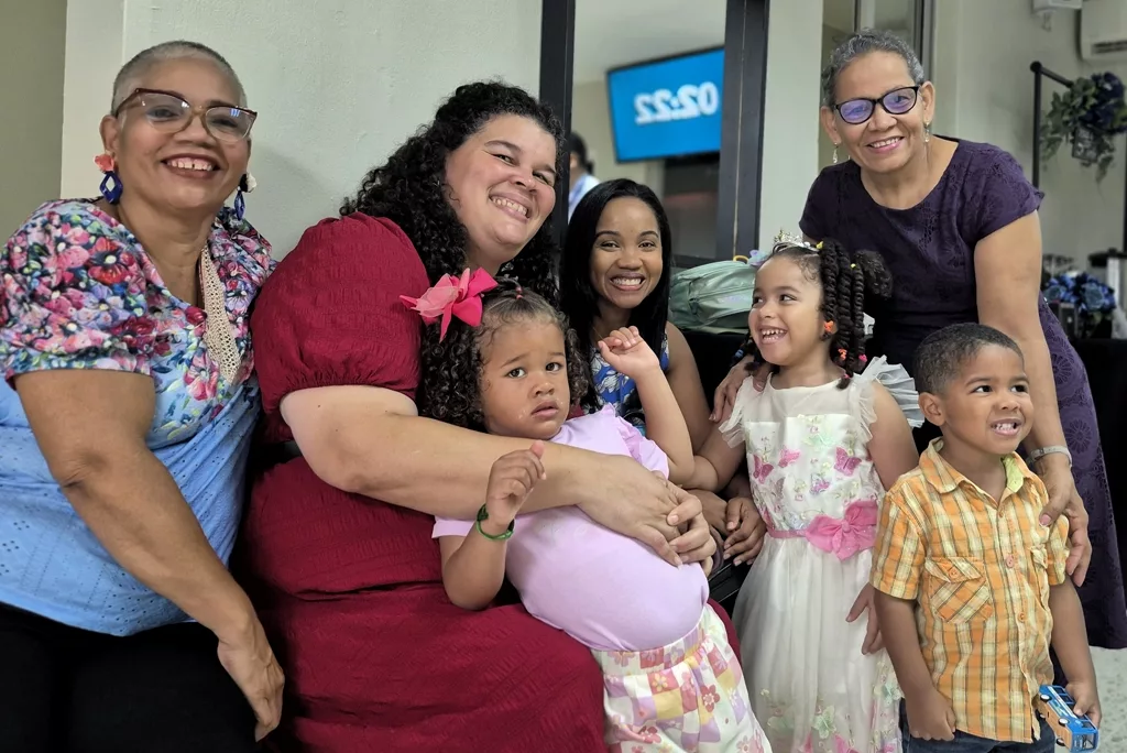Mujeres y niños sonríen en el vestíbulo