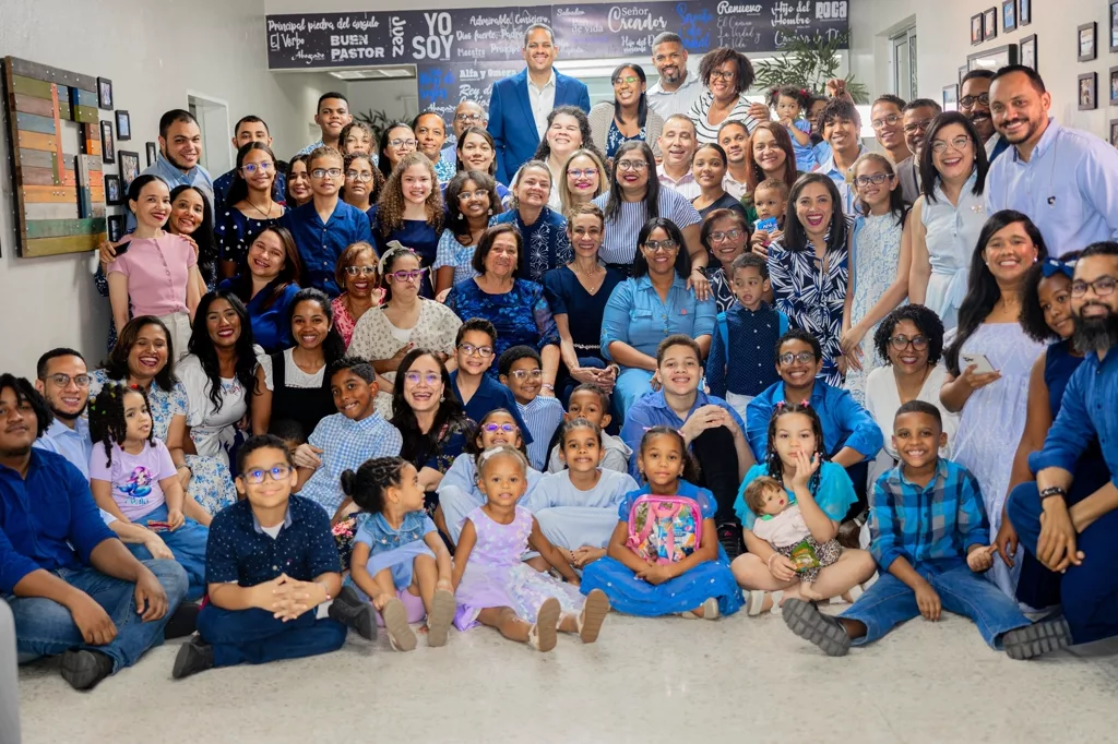 La congregación posa para una foto de grupo en el salón